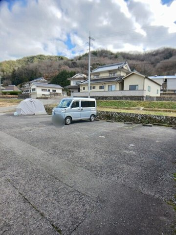 ヴィラ丸河南の駐車場