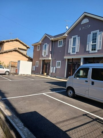ラ・ファミリアの駐車場