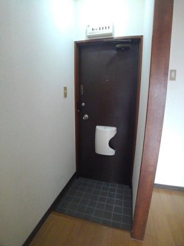 シティハイツ田辺の玄関