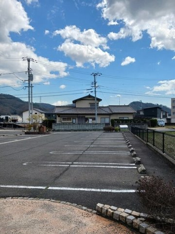 グリシーヌの駐車場
