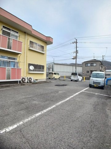エルディムルナＡの駐車場
