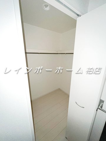 おしゃれな洗面独立☆２口のシステムキッチン☆の収納|別部屋。参考写真。