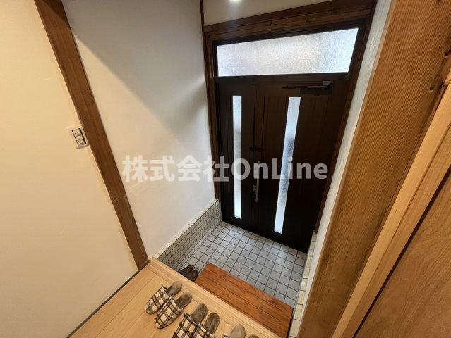 八尾市南本町９丁目の一戸建ての玄関