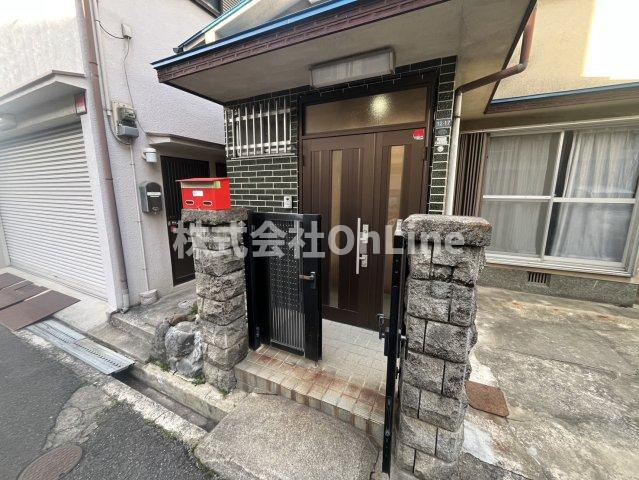八尾市南本町９丁目の一戸建てのエントランス