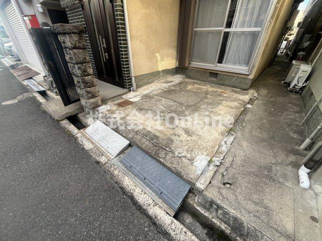 八尾市南本町９丁目の一戸建ての駐車場