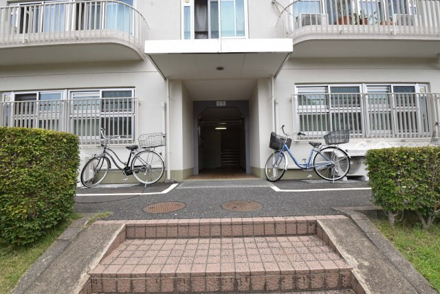 【エントランス】 | 武蔵境ハイム | お客様を、そして住人を出迎えてくれるマンションのエントランス。ゴミが落ちていないことからも、管理状態の良さや住民の節度の高さが見て取れます。～即日のご見学可能～　お問合せはお気軽にどうぞ。
