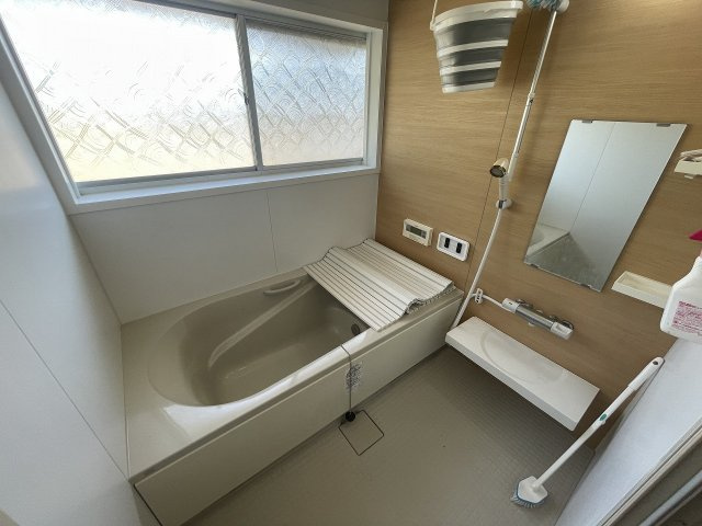横手町一戸建の浴室