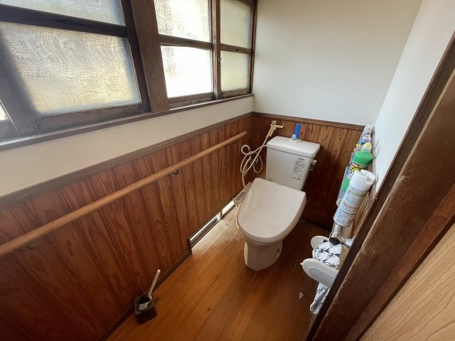 横手町一戸建のトイレ