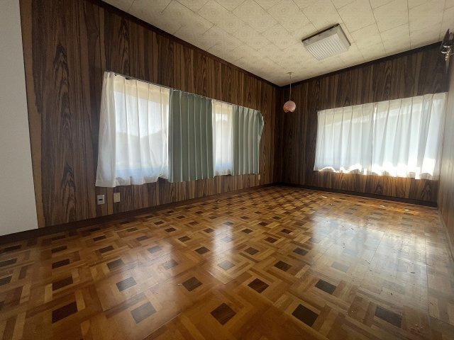 横手町一戸建の洋室