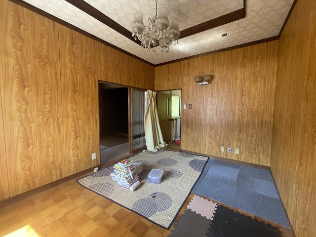 横手町一戸建の洋室