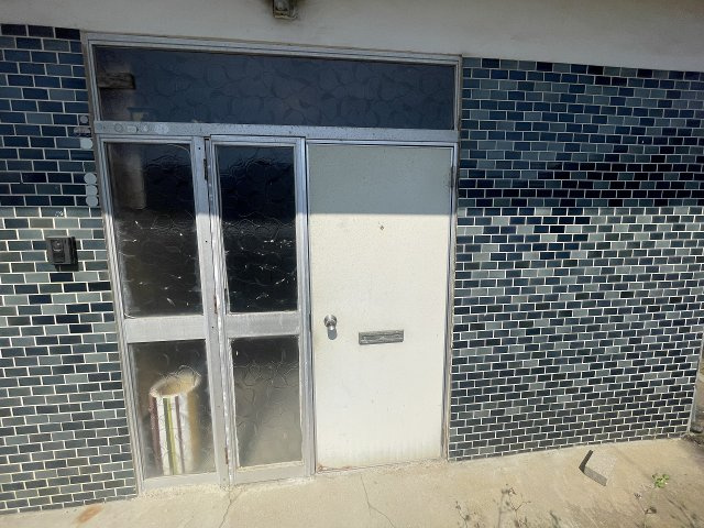 横手町一戸建の玄関