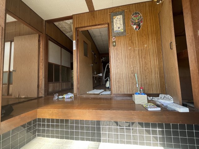 横手町一戸建の玄関