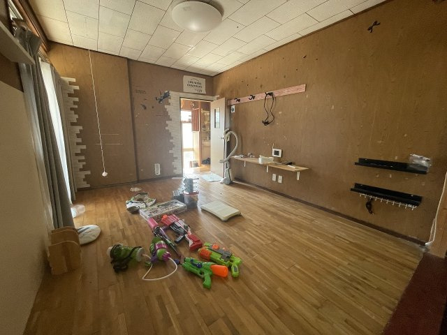 横手町一戸建の洋室