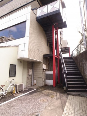 【エントランス】 | フィールドハウス千葉寺参番館 | 階段上って、お部屋へＧＯ！