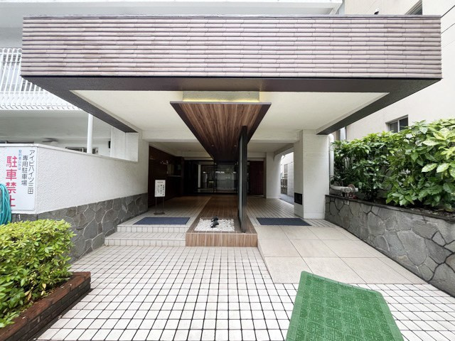 【エントランス】 | アイビハイツ三田 | お客様を、そして住人を出迎えてくれるマンションのエントランス。ゴミが落ちていないことからも、管理状態の良さや住民の節度の高さが見て取れます。～即日のご見学可能～　お問合せはお気軽にどうぞ。
