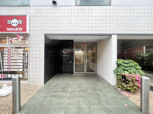 【エントランス】 | スカーラ武蔵小山 | オートロックを備えた、マンションのエントランス。やはりセキュリティの観点は欠かすことができません。皆様を“安全”に送り出し、出迎えてくれます。～即日のご見学可能～　お問合せはお気軽にどうぞ。
