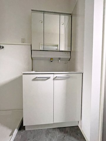 新築戸建・新築建売　郡山市大槻町西ノ宮　大槻小・大槻中の独立洗面台|三面鏡洗面台で朝の身支度もしやすい＆収納力も◎洗面台に物を置かずすっきり清潔に保つことができます！