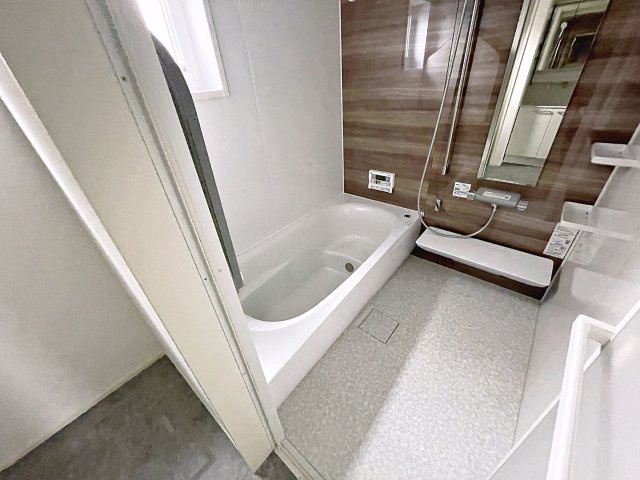 新築戸建・新築建売　郡山市大槻町西ノ宮　大槻小・大槻中の浴室|浴室には小窓がついており簡単に換気が可能！一日の疲れを癒してくれるお風呂空間！