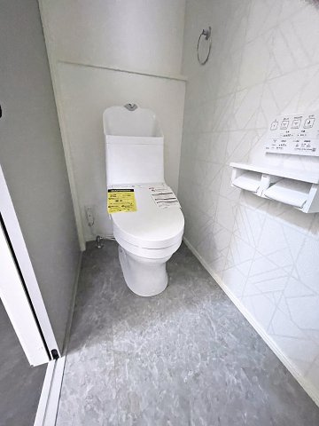 新築戸建・新築建売　郡山市大槻町西ノ宮　大槻小・大槻中のトイレ|白を基調としており小窓で換気ができるので清潔感のある空間。ペーパーホルダーが2つあるのも便利です！
