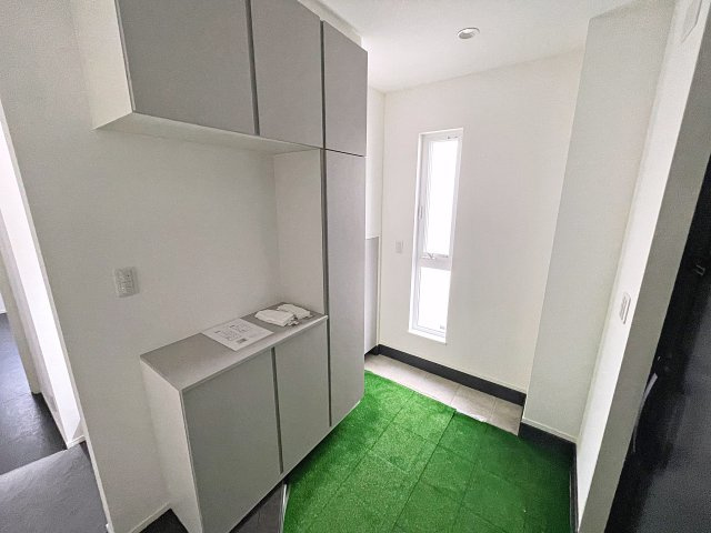 新築戸建・新築建売　郡山市大槻町西ノ宮　大槻小・大槻中の玄関|大容量のシューズボックス付き！小窓付きなので明るい玄関です！