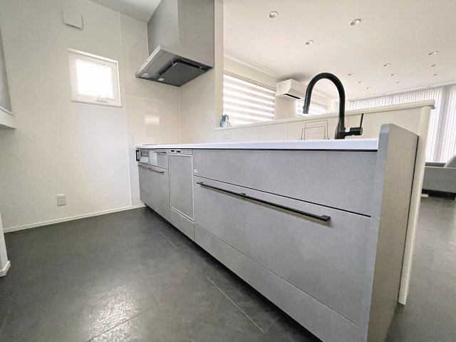 新築戸建・新築建売　郡山市大槻町西ノ宮　大槻小・大槻中のキッチン|キッチンはカウンターなのでリビング全体を見渡すことができます！