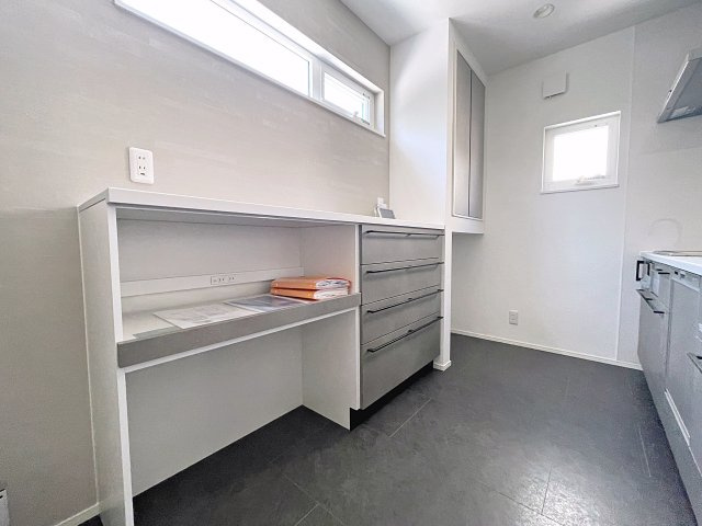 新築戸建・新築建売　郡山市大槻町西ノ宮　大槻小・大槻中のキッチン|収納棚も備え付けなので便利！お料理もはかどります♪