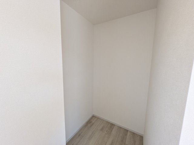 水戸市吉沢町　５期　新築戸建て　１号棟の収納|大容量のウォークインクローゼット。衣類はもちろん、スーツケースや季節の家電もまとめて収納でき、居室空間をすっきりと保ちます。