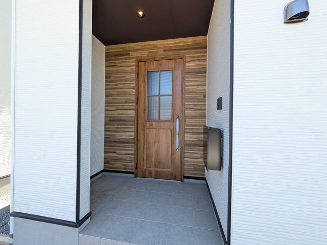 水戸市吉沢町　５期　新築戸建て　１号棟の玄関|お洒落な玄関ドアと洗練された外壁デザイン。家の顔にふさわしい上質な佇まいで、ご家族やお客様を迎えます。