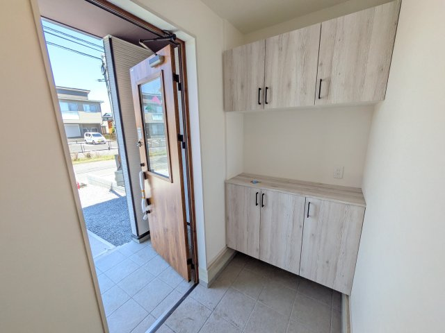 水戸市吉沢町　５期　新築戸建て　１号棟の玄関|家族全員の靴がスッキリ片付く大容量シューズボックス完備。
お客様を気持ちよく迎えられる、明るく清潔感あふれる玄関です。