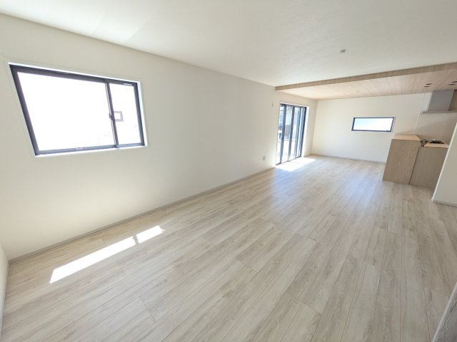 水戸市吉沢町　５期　新築戸建て　１号棟の居間・リビング|居心地の良いデザインと機能性を両立。ご友人を招いたり、趣味を楽しんだり、様々なシーンで活躍する団らんの中心地です。