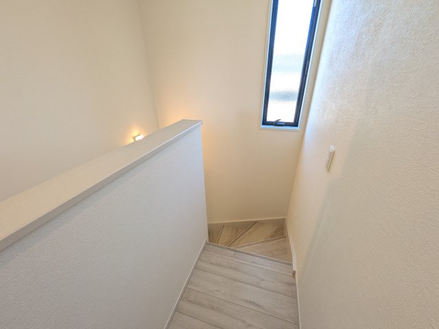 水戸市吉沢町　５期　新築戸建て　１号棟の内装|窓付きで明るい階段は、手すり付きでお子様からご年配の方まで安心して上り下りができます♪