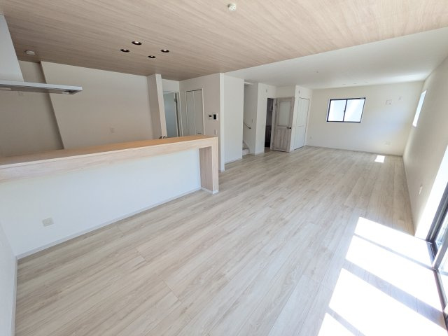水戸市吉沢町　５期　新築戸建て　１号棟の居間・リビング|家族の会話が自然と弾む、広々としたゆとりのLDK。南向きの窓からたっぷりの光が射し込む明るく快適な空間です。