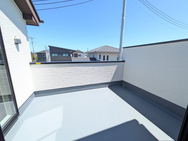 水戸市吉沢町　５期　新築戸建て　2号棟のバルコニー|洗濯物も布団もまとめて干せるワイド設計。
広々としたワイドバルコニーで、家事の効率が上がり、日々の暮らしが快適になります。