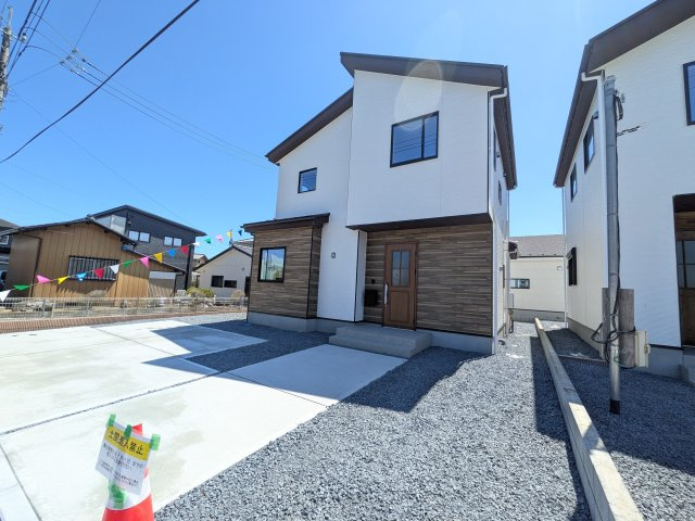 水戸市吉沢町　５期　新築戸建て　2号棟の前面道路含む現地写真|現地完成済で建物や駐車場、お庭も全てご覧いただけます。
陽当たりや敷地の広さをご確認できます！
本日のご見学も可能です♪
お気軽にお電話またはお問い合わせください。