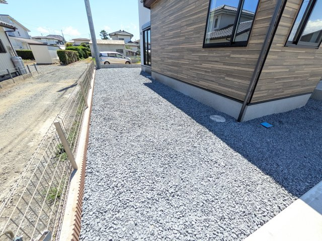水戸市吉沢町　５期　新築戸建て　2号棟の庭|リビングに明るい光を届ける広々とした南庭。
お子様の遊び場やペットのスペースとしても最適です。
室内外で心地よい暮らしが叶います。