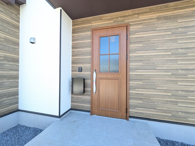 水戸市吉沢町　５期　新築戸建て　2号棟の玄関|お洒落な玄関ドアと洗練された外壁デザイン。家の顔にふさわしい上質な佇まいで、ご家族やお客様を迎えます。