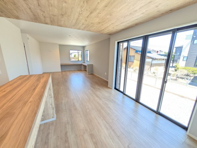 水戸市吉沢町　５期　新築戸建て　2号棟の居間・リビング|家族の会話が自然と弾む、広々としたゆとりのLDK。南向きの窓からたっぷりの光が射し込む明るく快適な空間です。