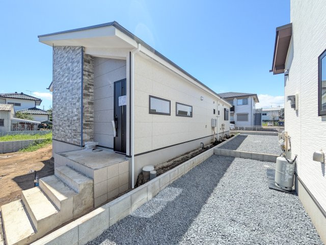 水戸市吉沢町　5期　新築戸建て　3号棟の外観|現地完成済で建物や駐車場、お庭も全てご覧いただけます。
陽当たりや敷地の広さをご確認できます！
本日のご見学も可能です♪
お気軽にお電話またはお問い合わせください。