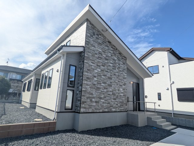 水戸市吉沢町　5期　新築戸建て　3号棟の外観|現地完成済で建物や駐車場、お庭も全てご覧いただけます。
陽当たりや敷地の広さをご確認できます！
本日のご見学も可能です♪
お気軽にお電話またはお問い合わせください。