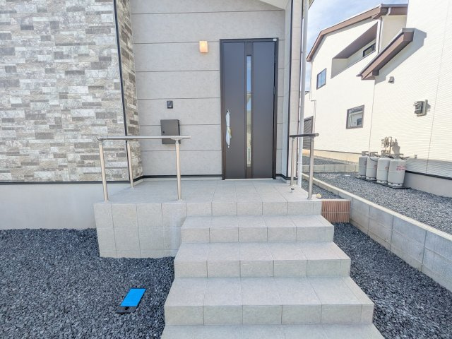 水戸市吉沢町　5期　新築戸建て　3号棟の玄関|お洒落な玄関ドアと洗練された外壁デザイン。家の顔にふさわしい上質な佇まいで、ご家族やお客様を迎えます。