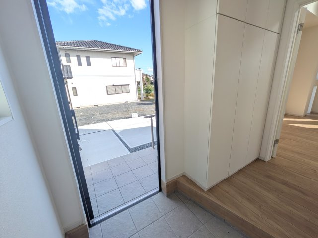 水戸市吉沢町　5期　新築戸建て　3号棟の玄関|家族全員の靴がスッキリ片付く大容量シューズボックス完備。
お客様を気持ちよく迎えられる、明るく清潔感あふれる玄関です。