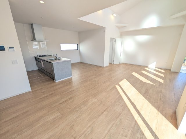 水戸市吉沢町　5期　新築戸建て　3号棟の居間・リビング|居心地の良いデザインと機能性を両立。ご友人を招いたり、趣味を楽しんだり、様々なシーンで活躍する団らんの中心地です。