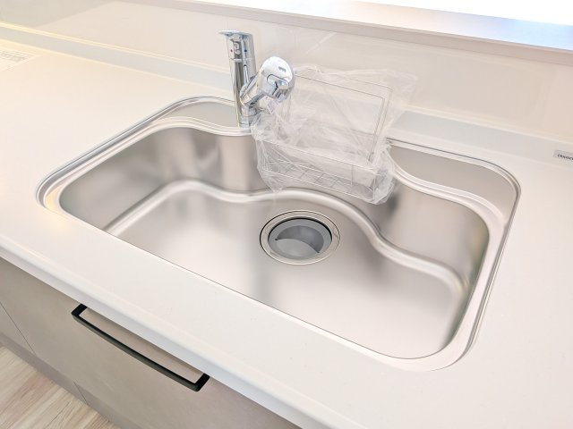 水戸市吉沢町　5期　新築戸建て　3号棟のキッチン|シンク奥まで引き出せる水栓と、調理スペースとしても使える多機能シンク。効率的で快適なキッチンワークをサポートします。