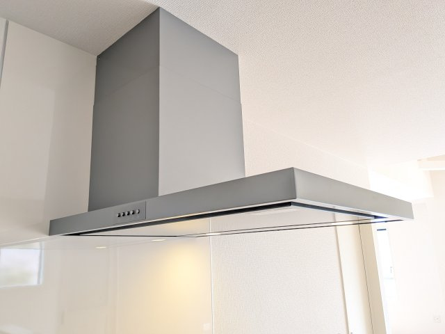 水戸市吉沢町　5期　新築戸建て　3号棟のキッチン|お料理が楽しくなる、静かでパワフルな換気扇。キッチンとリビングの空気をいつもクリーンに保ちます。