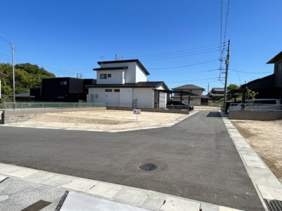 【前面道路含む現地写真】 | 新築　玉島八島　4DK　サントピア八島16号地モデル | 前面道路は南側、幅員6ｍの公道です。