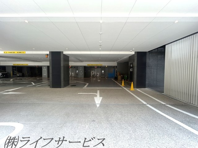 【駐車場】 | ジオタワー大阪十三 | 駐車場出入口