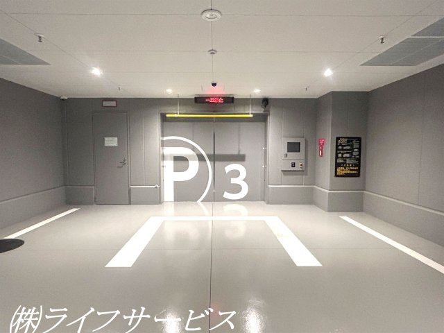 【駐車場】 | ジオタワー大阪十三 | 駐車場入出庫口