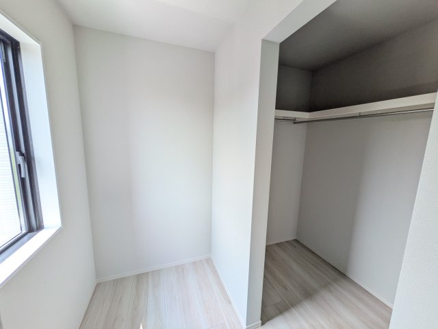 水戸市住吉町　5期　新築戸建ての収納|大容量のウォークインクローゼット。衣類はもちろん、スーツケースや季節の家電もまとめて収納でき、居室空間をすっきりと保ちます。