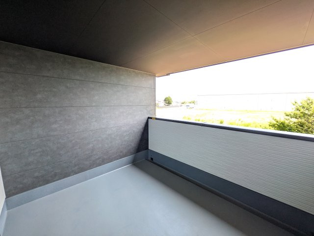 水戸市住吉町　5期　新築戸建てのバルコニー|洗濯物も布団もまとめて干せるワイド設計。
広々としたワイドバルコニーで、家事の効率が上がり、日々の暮らしが快適になります。