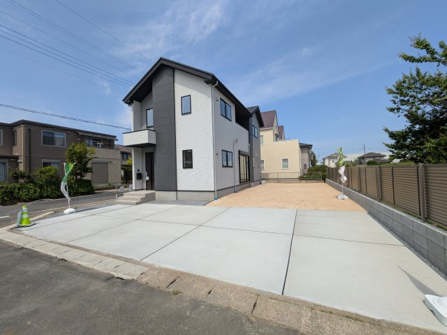 水戸市住吉町　5期　新築戸建ての前面道路含む現地写真|現地完成済で建物や駐車場、お庭も全てご覧いただけます。
陽当たりや敷地の広さをご確認できます！
本日のご見学も可能です♪
お気軽にお電話またはお問い合わせください。